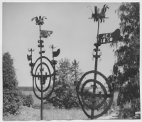 Tydje kyrkogård, järnsmidda gravkors från 1830-talet