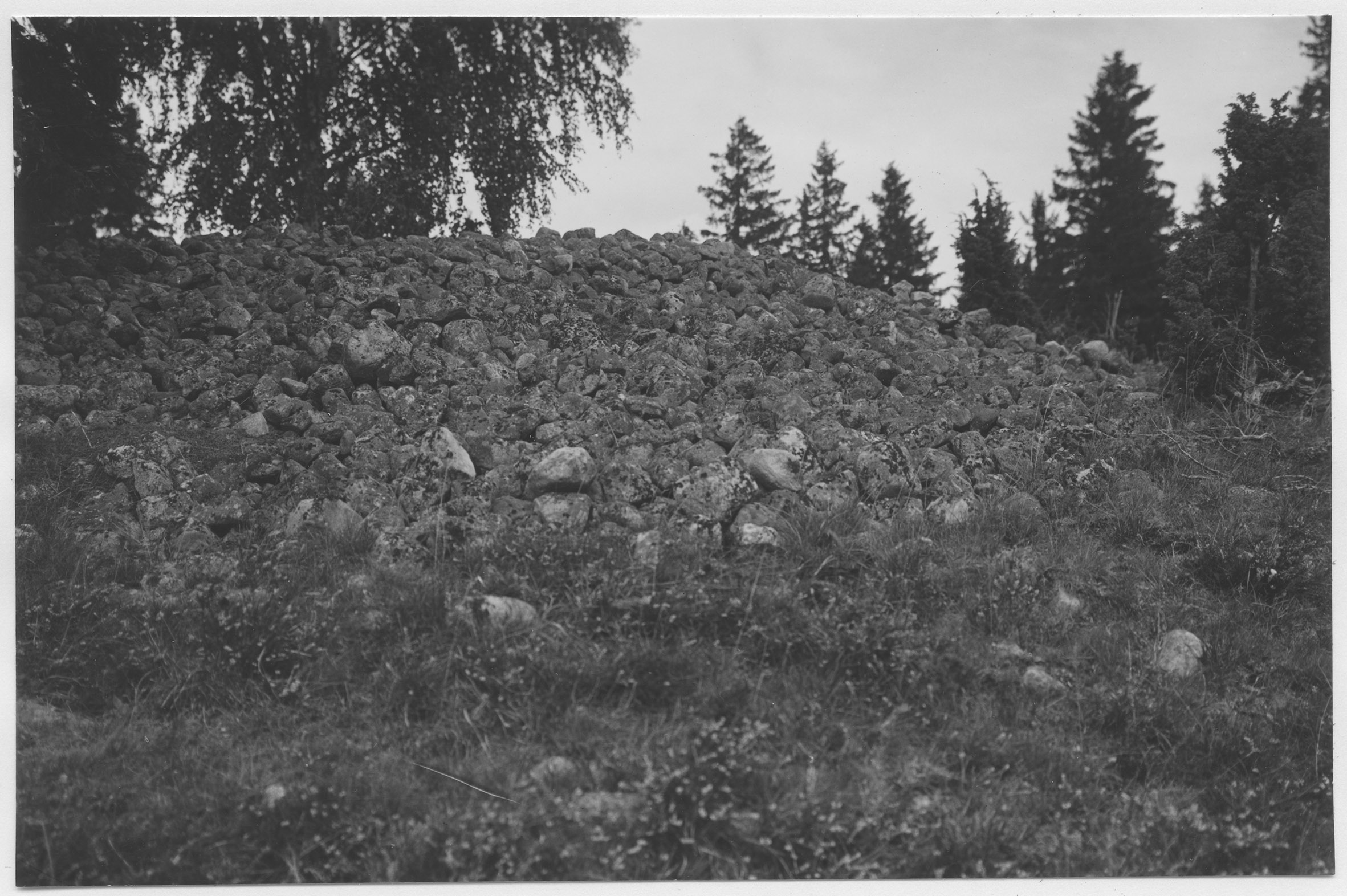 Mårten Sjöbeck, Hjortsberga, gravfält med röse
