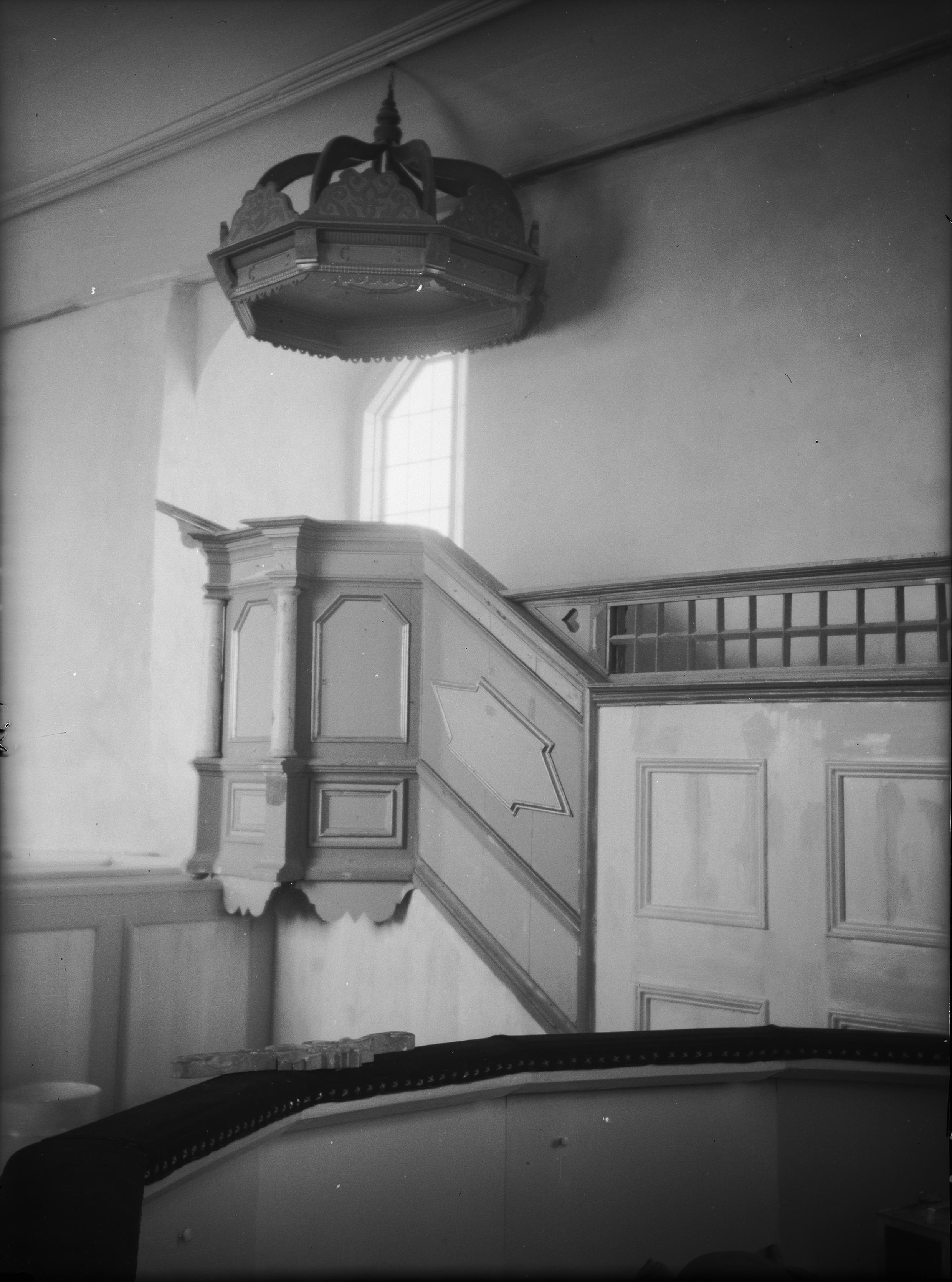 Olle Hellström, Väla kyrka