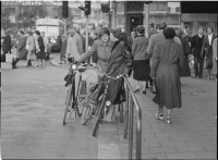 Östermalm. Kvinnor med cyklar.