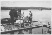 Sorsele kyrkby Klädtvätt på timmerflotte i Vindelälven