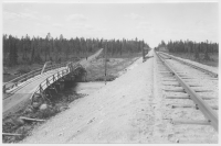 Järnvägen och materialvägen med broar över Gargån