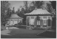 Kina slott, huvudfasaden och två av de sex flyglarna