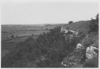 Borgby, till höger över stupet Borrums allmogeborg