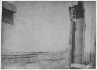 Kärråkra kyrka, lämningar av den romanska sockeln