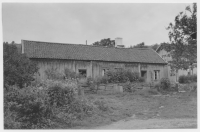 Heljagård, gammal gård med mullbänk