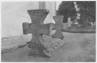 Kinneveds kyrka, romanskt gravmonument från 1100-talets slut
