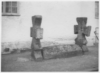 Kinneveds kyrka, romanskt gravmonument från 1100-talets slut