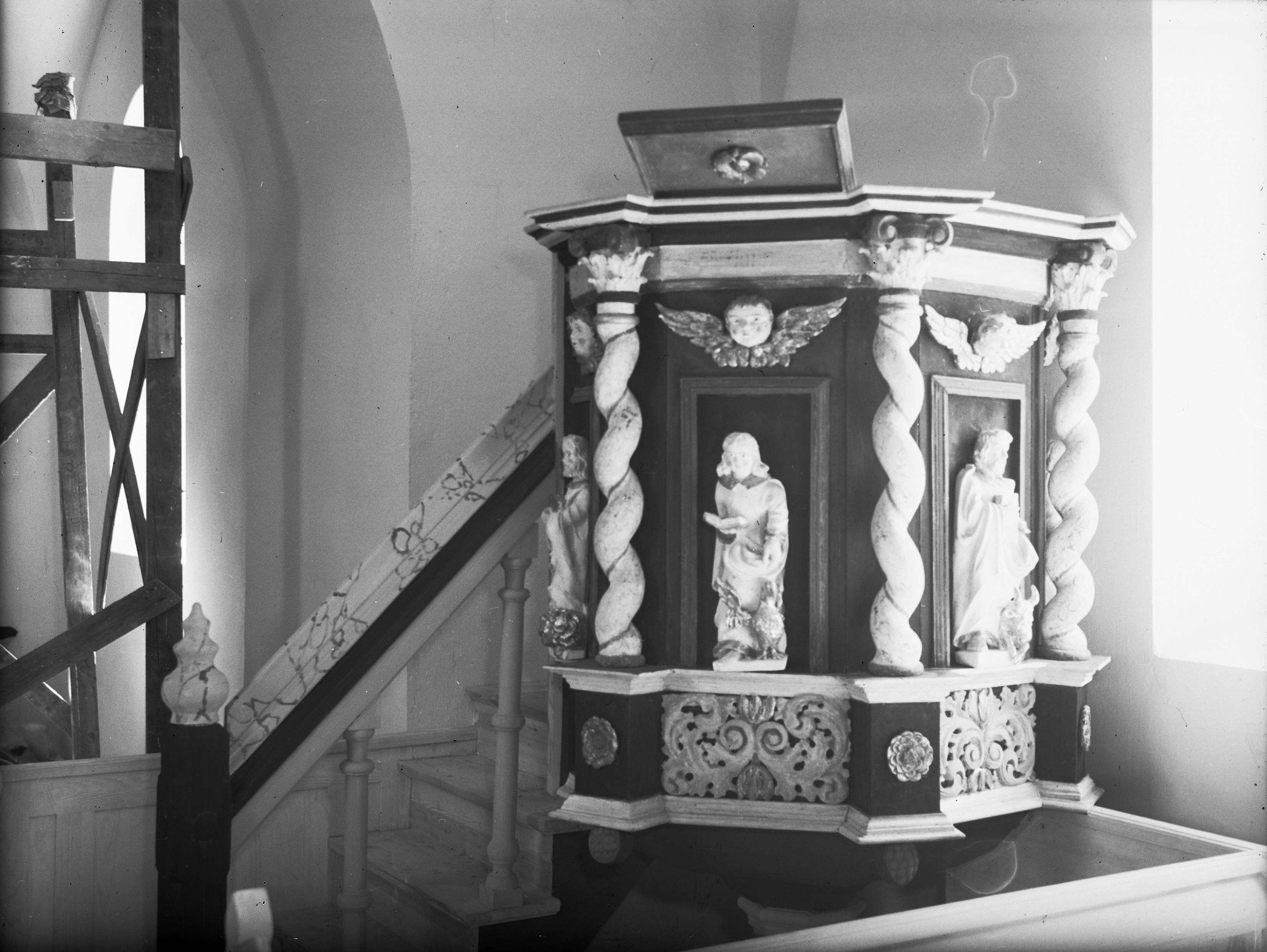 Olle Hellström, Hångsdala kyrka