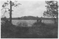 Brahälla sett från östra stranden av Noen