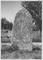 Sandby kyrkogård, runinskrifter