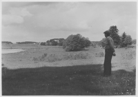 Doc Fil Dr Bertil Lundman, som trampar på ett fält med armeria maritima