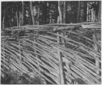 Pieboda, gärdesgård kring åker