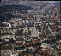 Mäster Samuelsgatan, Jakobsbergsgatan, Hamngatan och Regeringsgatan. Kungsträdgården, Hötorgsskraporna, Birger Jarlsgatan och Sergels torg.