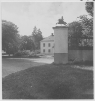 Ottenby kungsgård, grindstolpe med ryttare