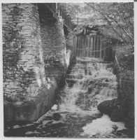 Gotländskt vattenfall vid stenbro