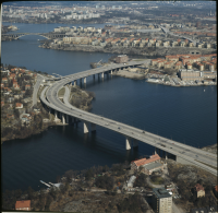 Essingebron och Essingeöarna. Essingeleden. I bakgrunden Kungsholmen.