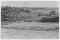 Terrängen söder om Tanums kyrka