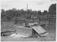 Skinnskälla, en källa efter vilken bondbyn uppkallats