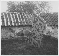 Husby-Rekarne kyrkogård, runristning L1984:2707