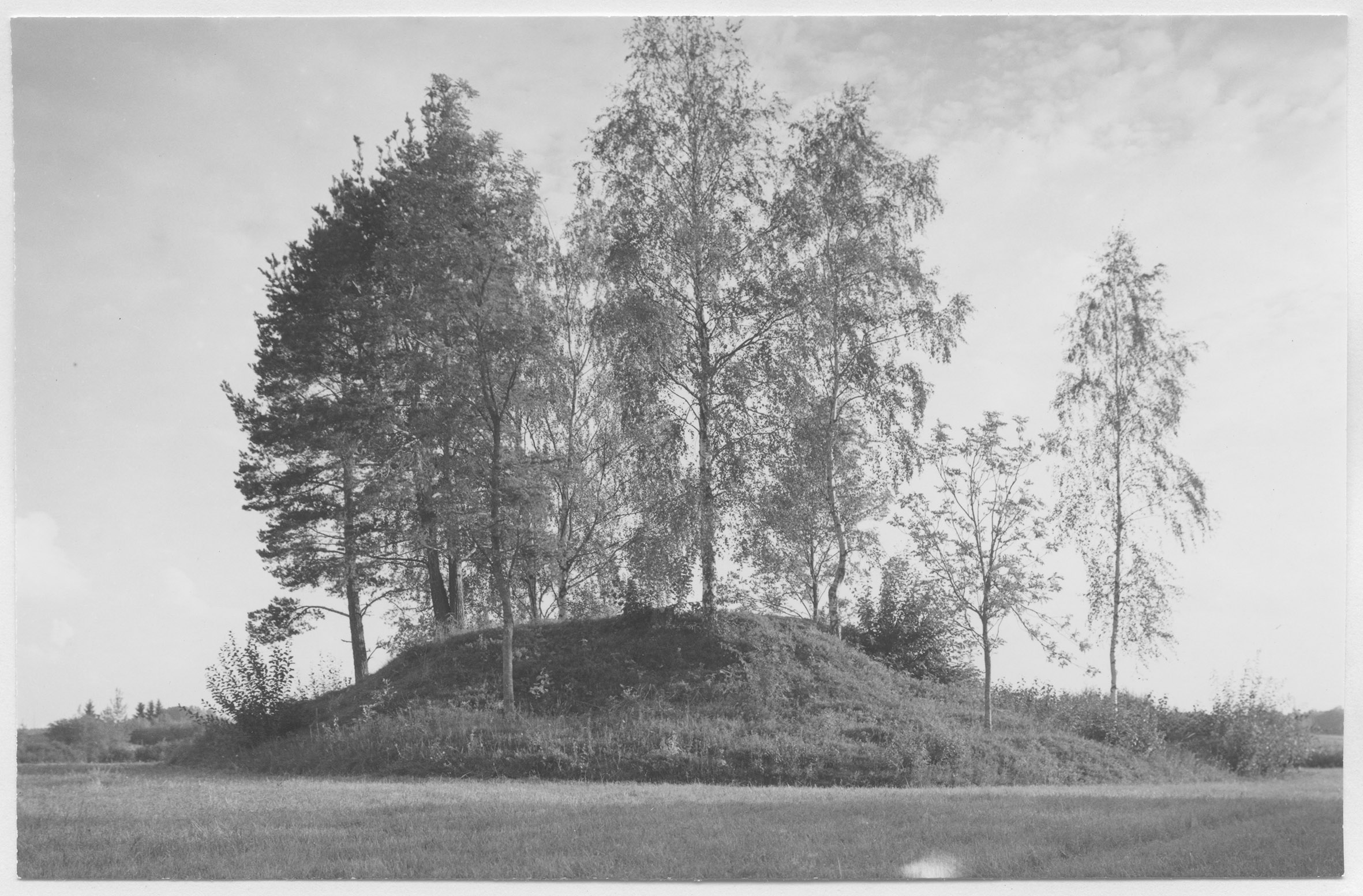 Mårten Sjöbeck, Konsta by, en av de båda s k kungshögarna