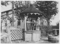 Humnamåla, brunn med brunnskar