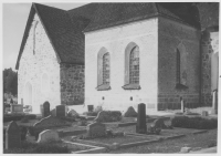 Frötuna kyrka, södra fasaden med gravkor från 1600-talet