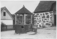 Helmershus slott, brunn och ekonomibyggnader