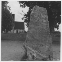 Össeby-Garns kyrka runstenar