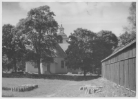 Håbols kyrka, trrä under skiffertak med tresidig koravslutning