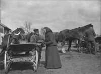 Man och kvinna vid vagn