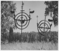 Tydje kyrkogård, järnsmidda gravkors från 1830-talet