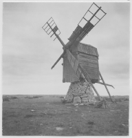 Arbelunda, väderkvarn på stentoft med kvarnhus i skiftesverk under brutet tak