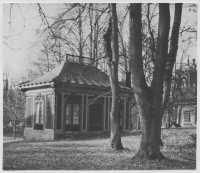 Kina slott, huvudbyggnaden och en av flyglarna från trädgårdssidan