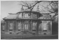 Kina slott, huvudbyggnaden och en av flyglarna från trädgårdssidan