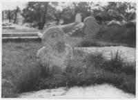 Vartofta-Åsaka kyrkogård, gravmonument från 1600-talet