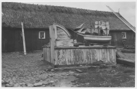 Ås, kajuttak över brunn använd som källare