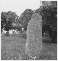 Össeby-Garns kyrka runstenar