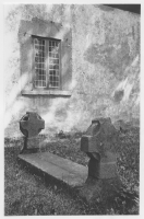 Västerplana kyrka, väl behållet romanskt gravmonument