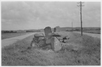 Stafsinge socken, oidentifierat stenröse mellan två vägar