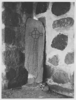 Edsbro kyrka, medeltida gravvård med svärdformad ristning