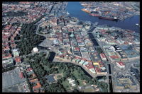 Centrala delen av Göteborg med stadsdelen Inom Vallgraven i bildens mitt. Mitt i stadsdelen ligger Göteborgs domkyrka, Gustavi domkyrka. 