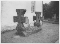 Kinneveds kyrka, romanskt gravmonument från 1100-talets slut