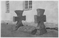 Kinneveds kyrka, romanskt gravmonument från 1100-talets slut