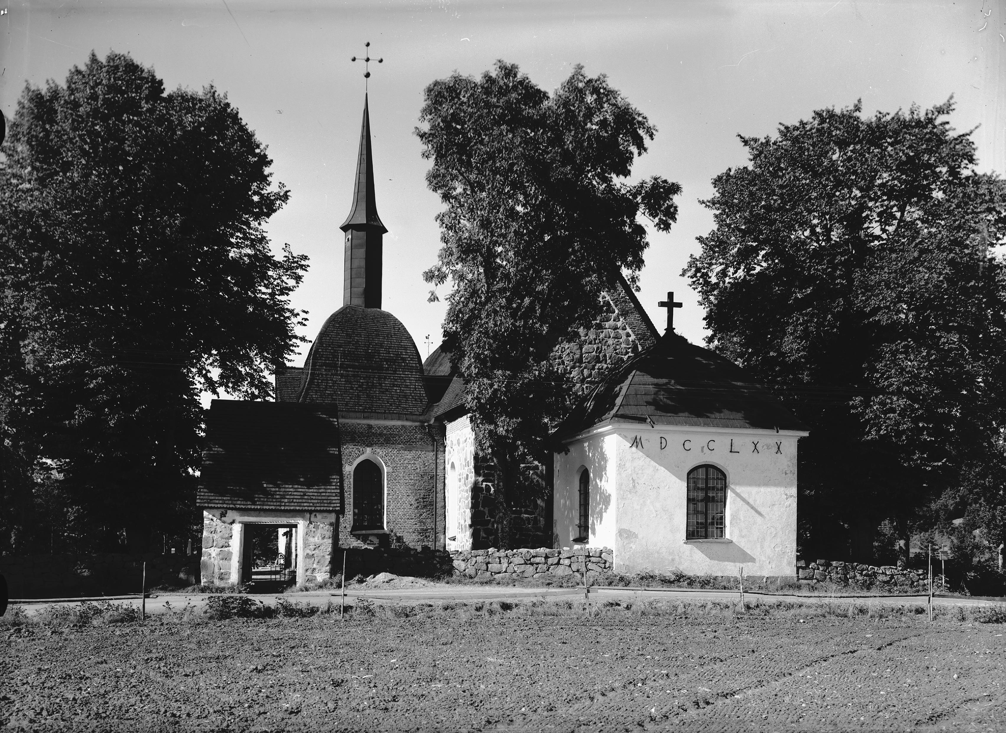 Nils Åzelius, Frötuna kyrka