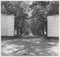 Tuna socken, entré till herrgårdspark