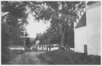 Sövde kyrka, prästgården i bakgrunden