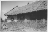 Torbjörntorps socken, länga med stall av kalksten och loge i skiftesverk