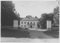 Ottenby kungsgård, grindstolpe med ryttare