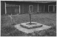 Sköllersta socken, brunn på gårdstomt